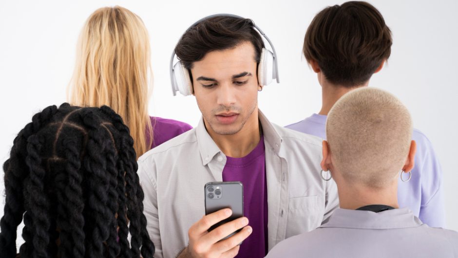 Cum să identifici nevoile clienților folosind social listening