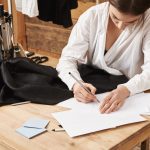 Costuri ascunse în retușarea blugilor premium pentru potrivire perfectă