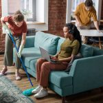 5 trucuri pentru a-ți menține casa curată cu un program aglomerat