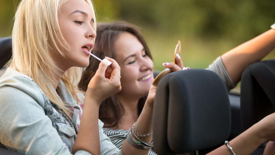 Machiajul pentru femeile cu ten alb: culori potrivite și trucuri utile