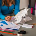 Cum evaluezi raportul dintre material, croială și preț