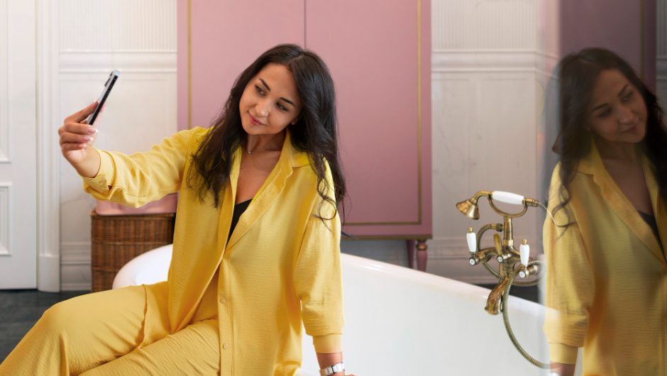 Cum folosești oglinda, lumina și culoarea ca să mărești vizual spațiul