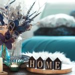 Casa cu iluminat de accent pentru obiecte frumoase: tablouri, plante, rafturi și nișe