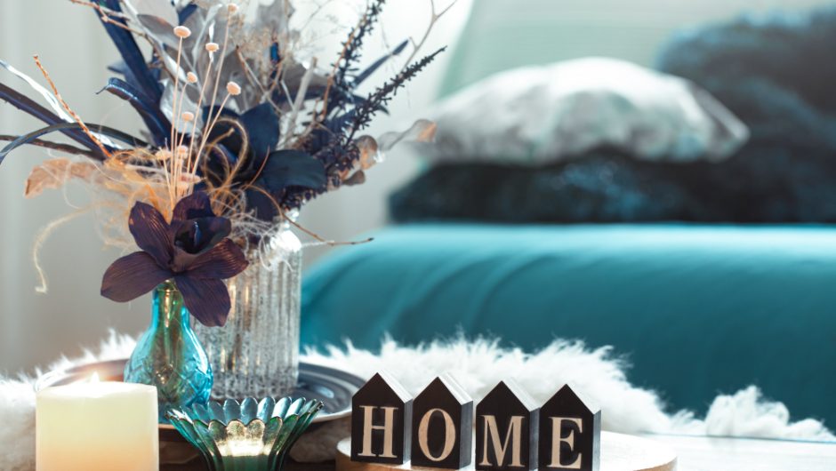 Casa cu iluminat de accent pentru obiecte frumoase: tablouri, plante, rafturi și nișe
