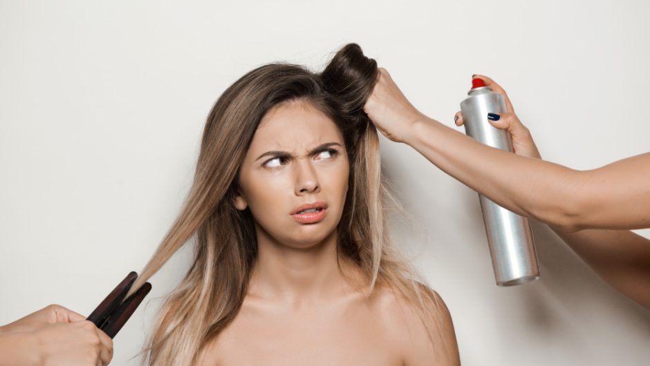 Produsele anti-frizz controlează suprafața, nu schimbă definitiv textura firului