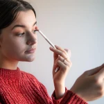 Cum faci sprâncenele să pară mai echilibrate fără să le redesenezi complet