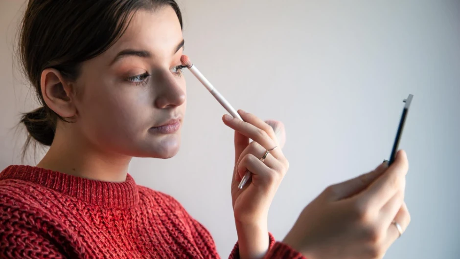 Cum faci sprâncenele să pară mai echilibrate fără să le redesenezi complet